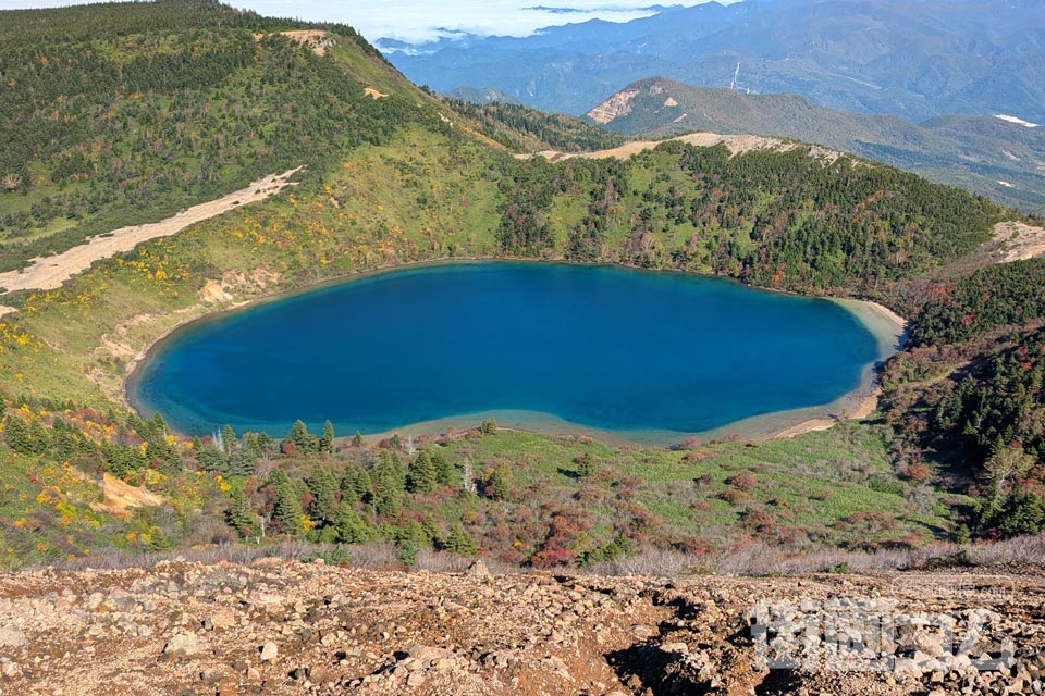 一切経山山頂から魔女の瞳（五色沼）