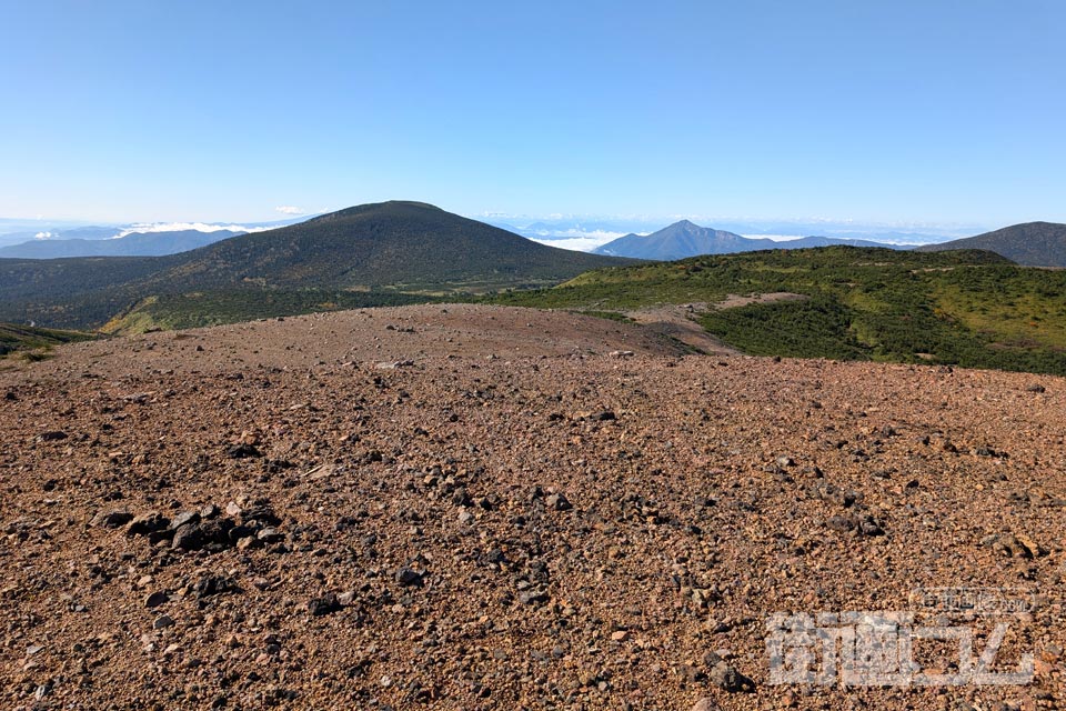 一切経山山頂から東吾妻山・磐梯山