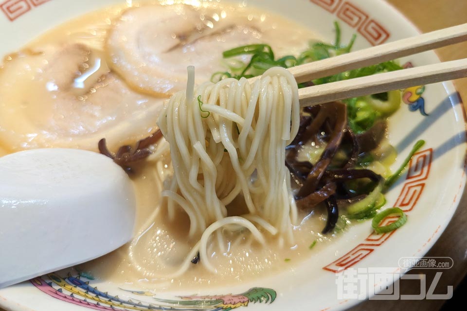 「白旨ラーメン」の細ストレート麺