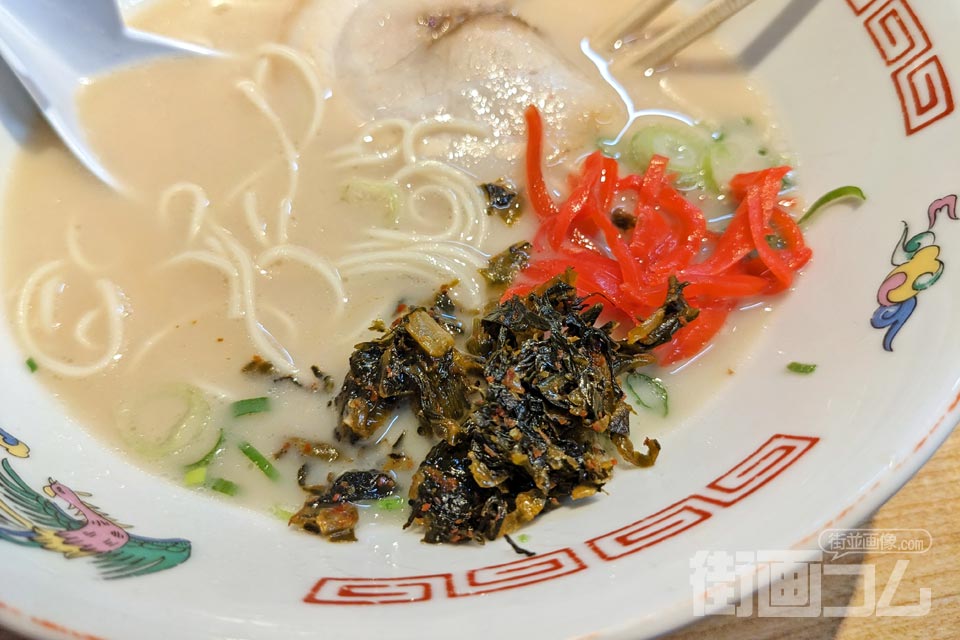 「白旨ラーメン」の紅ショウガ・辛子高菜