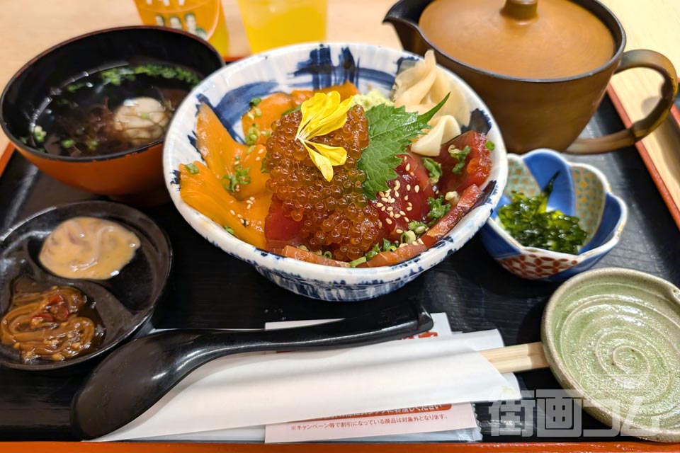 金目鯛とくぞう熱海本店「漬けサーモンまぐろ丼」