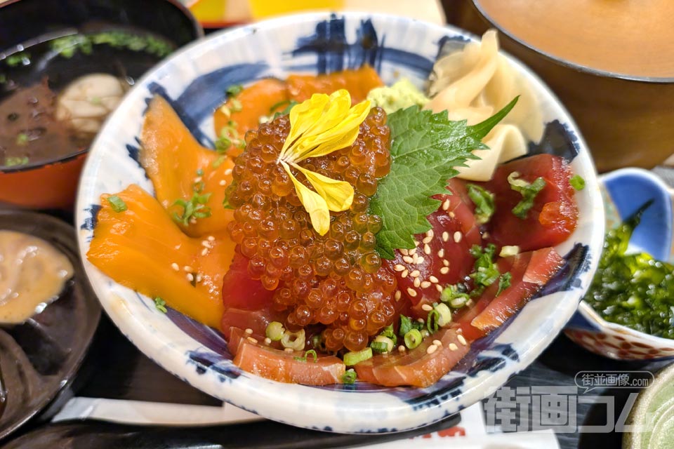 金目鯛とくぞう熱海本店「漬けサーモンまぐろ丼」