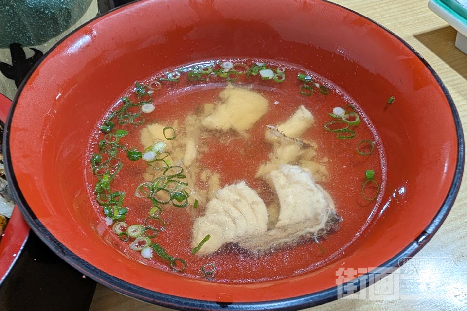 いち川「はかりめ丼」セットの鯛のあら汁