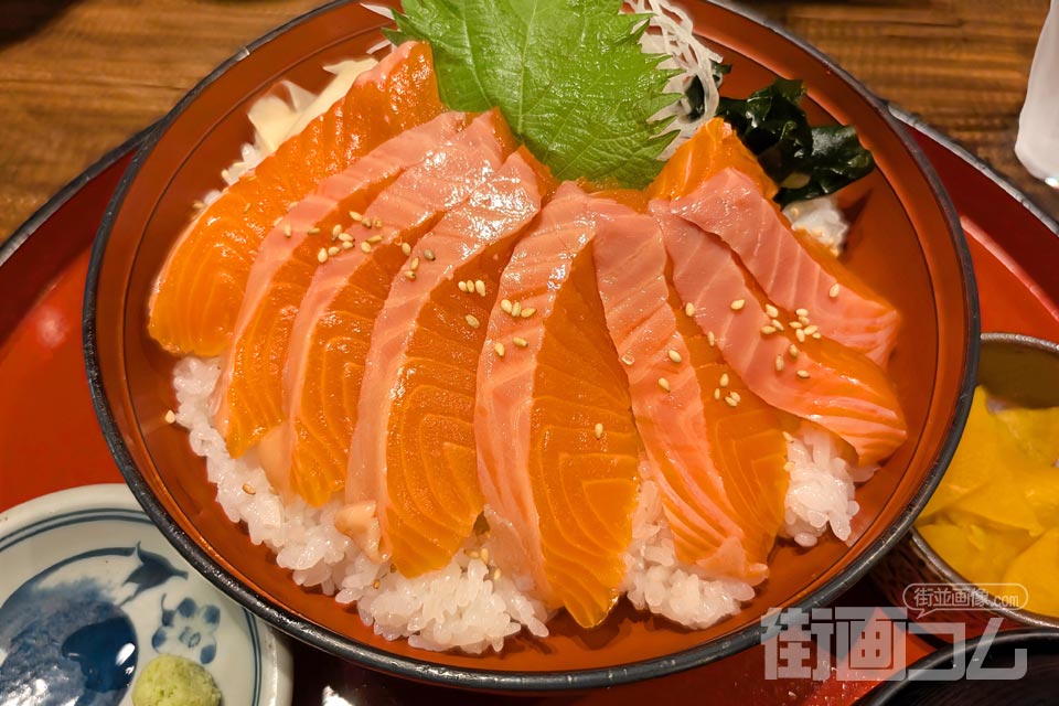 完熟屋本店「甲斐サーモン丼」