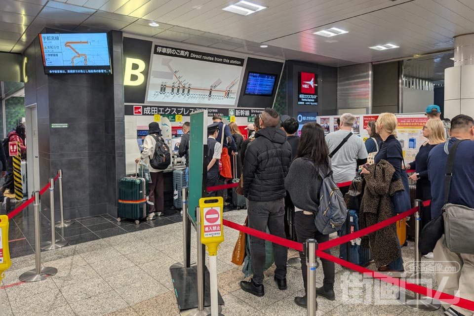 空港第2ビル駅の券売機前の順番待ち