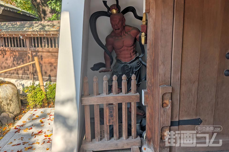 大正寺山門左手の内側に立つ仁王像（金剛力士阿形）