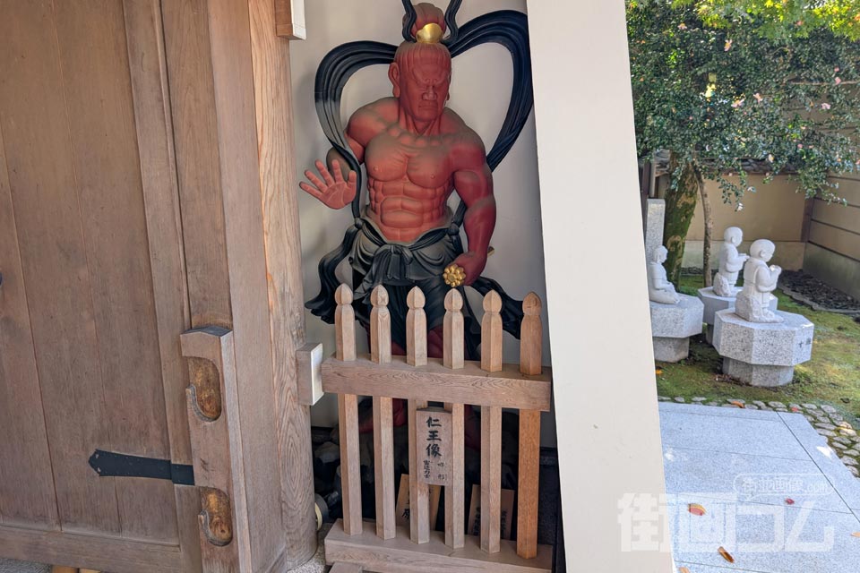 大正寺山門右手の内側に立つ仁王像（密迹力士吽形）