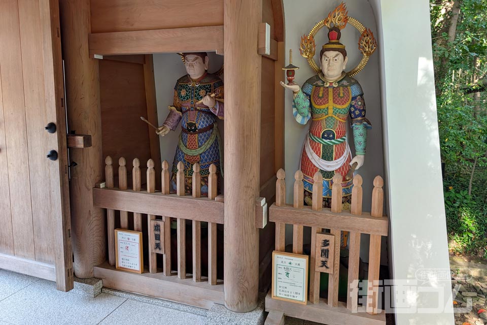 大正寺山門の奥左手の内側に立つ四天王像（広目天・多聞天）