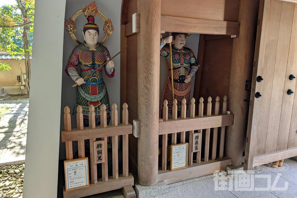 大正寺山門の奥右手の内側に立つ四天王像（持国天・増長天）