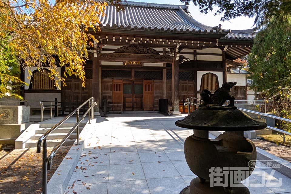 大正寺本堂の写真（手前に香炉）