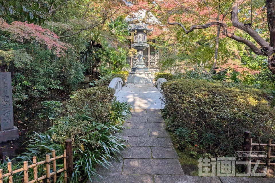 観音堂の前に架かる太鼓橋