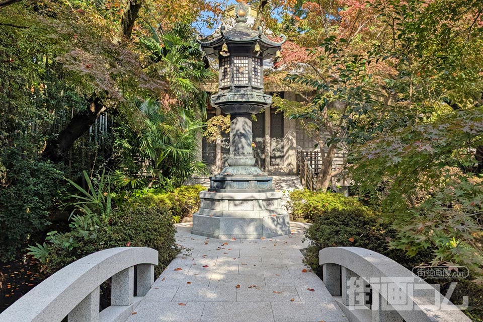 観音堂の前に立つ灯篭