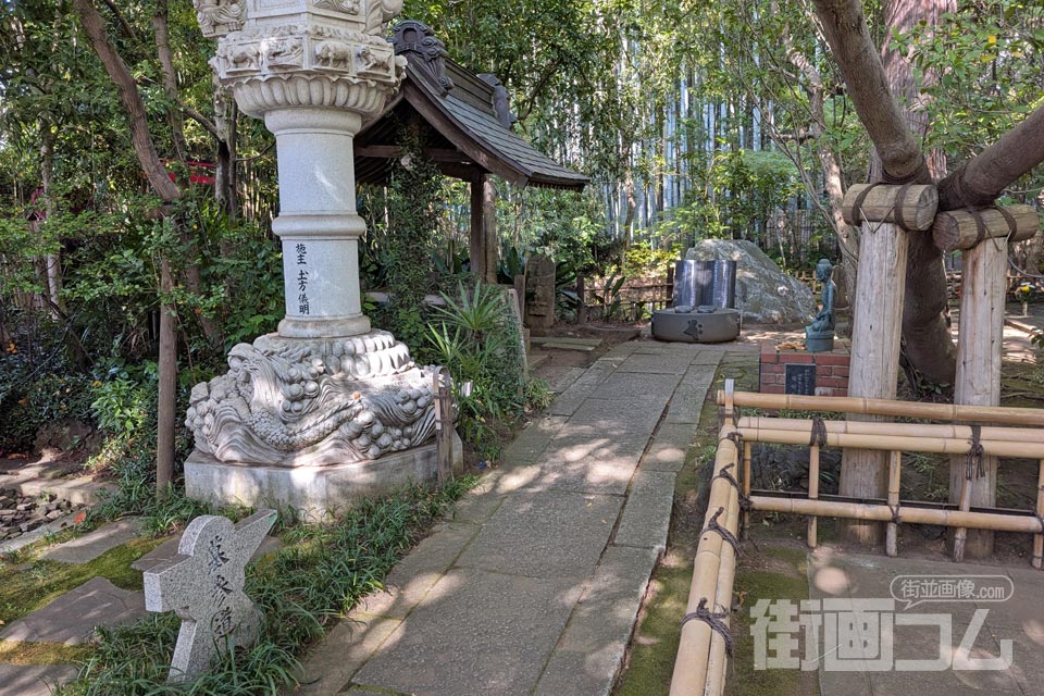 大正寺山門から左手の墓参道