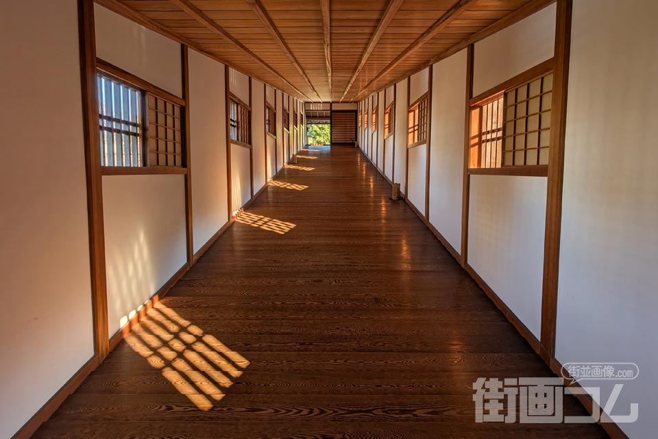 西の丸側から入った「御橋廊下」の室内