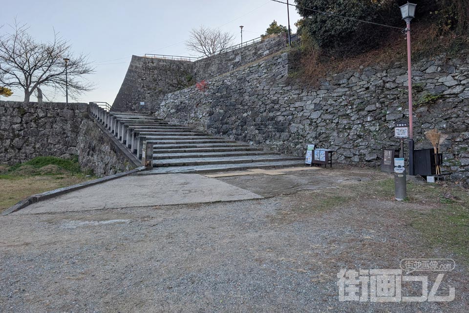 表坂ルートの入口階段の写真