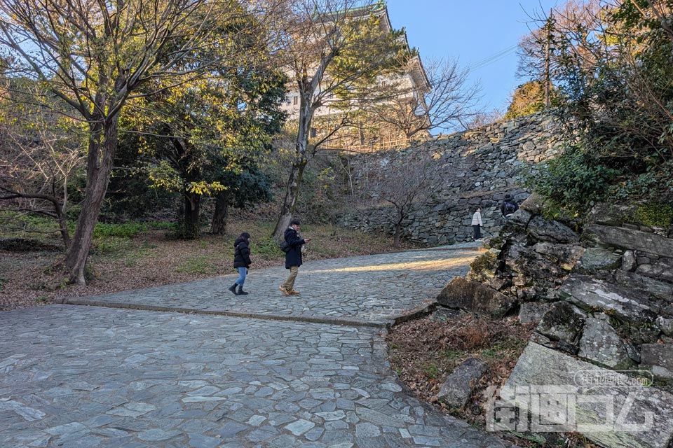 松の丸から本丸に向かう坂道