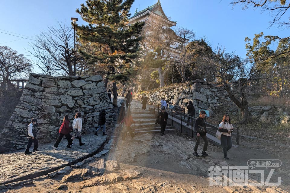 本丸御殿跡にあがる階段の下から本丸にあがる坂道