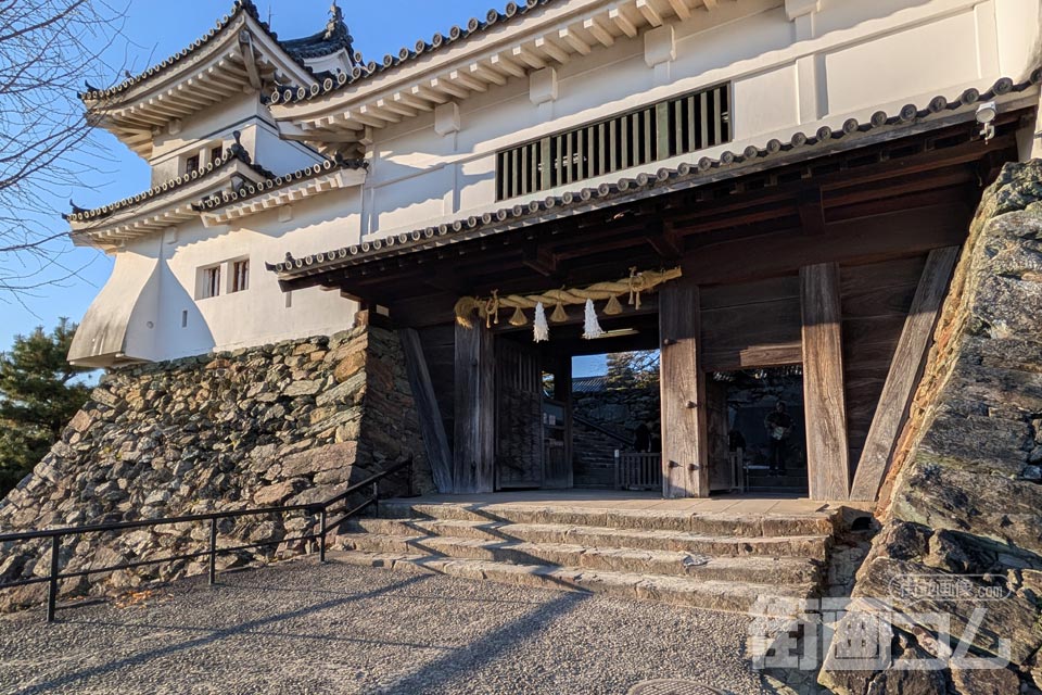 チケット売り場の先を進んだところから見る和歌山城楠門