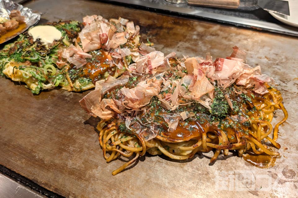 運ばれてきて鉄板にのせられた「すじこんねぎ焼き」と「ミックスモダン」