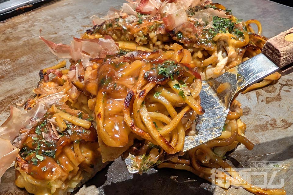 ヘラにのせた一切れのミックスモダン