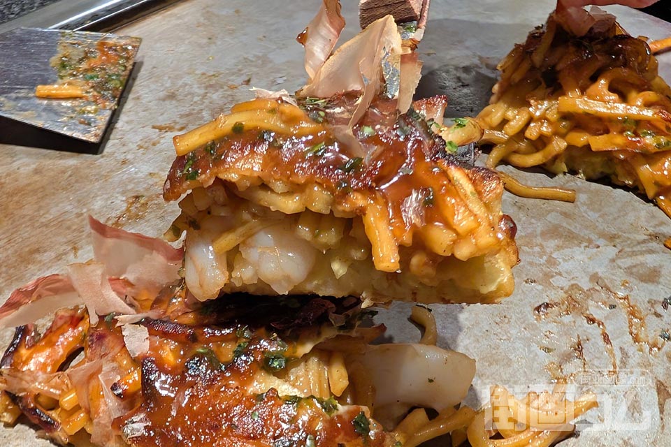 ヘラにのせた一切れのミックスモダン（断面に海老）