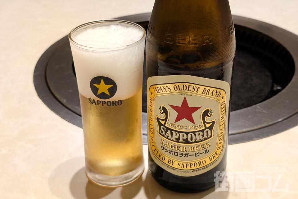 瓶ビールとビールを注いだ冷えたグラス