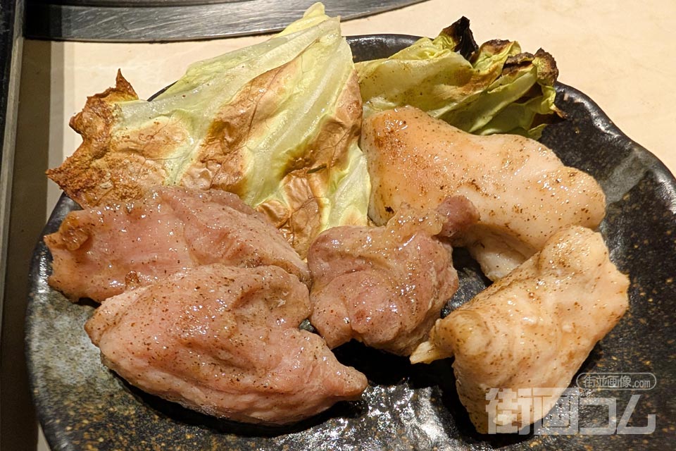 焼けた塩味のもも・むね肉をお皿にあげた写真