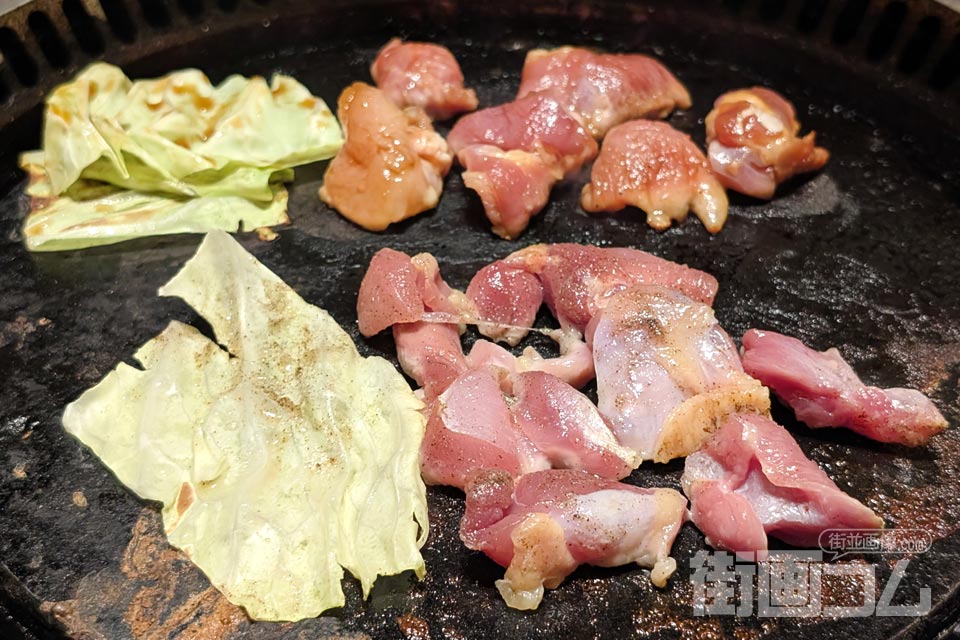 残りのお肉を観溶岩焼きプレートで焼く写真