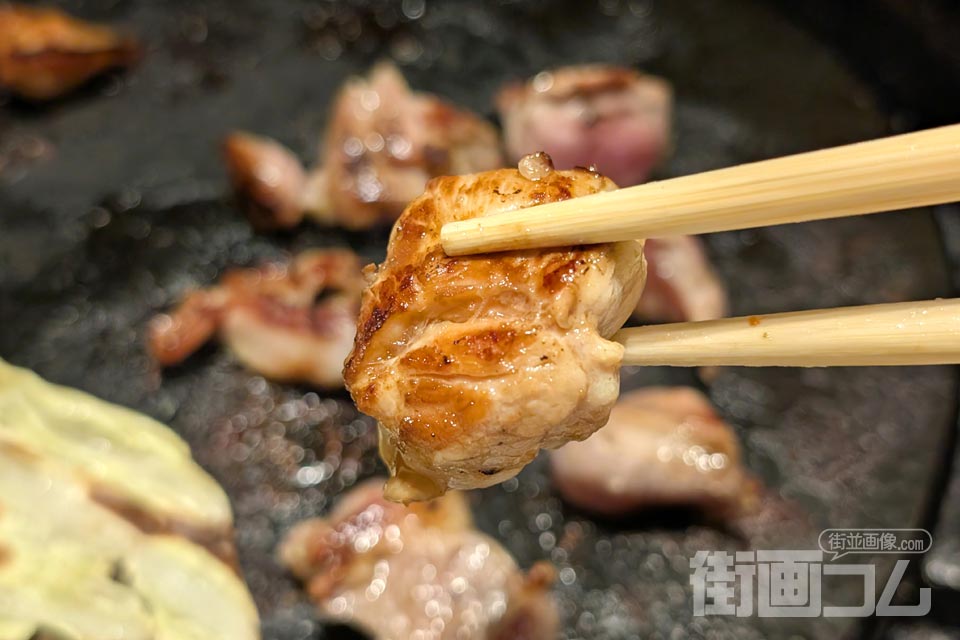 焼けたタレ味のもも肉を箸でリフト