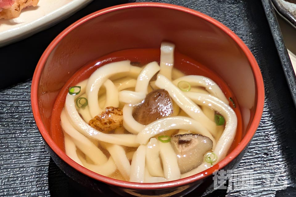 ランチセットについてくるダシのきいたうどん
