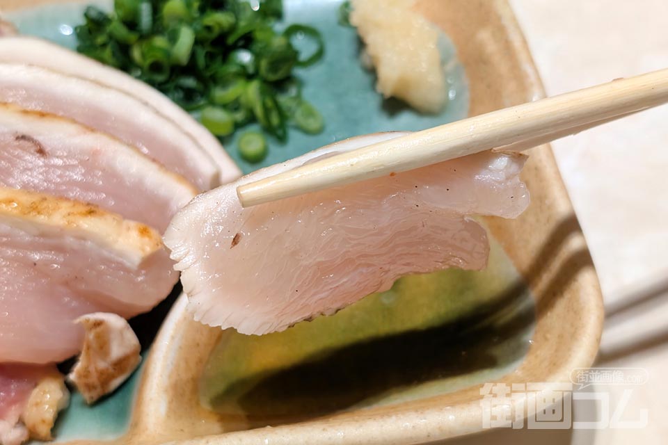 鶏の二色タタキ（もも）を箸でリフト