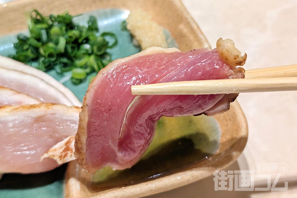 鶏の二色タタキ（むね）を箸でリフト