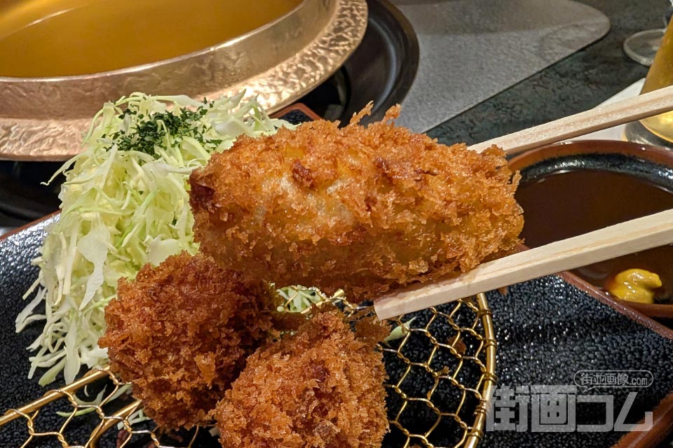 黒豚コロッケを箸リフト