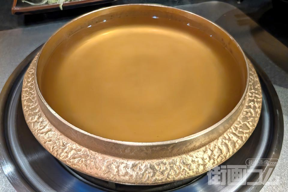 しゃぶしゃぶ鍋:透き通った黄金色のお出汁