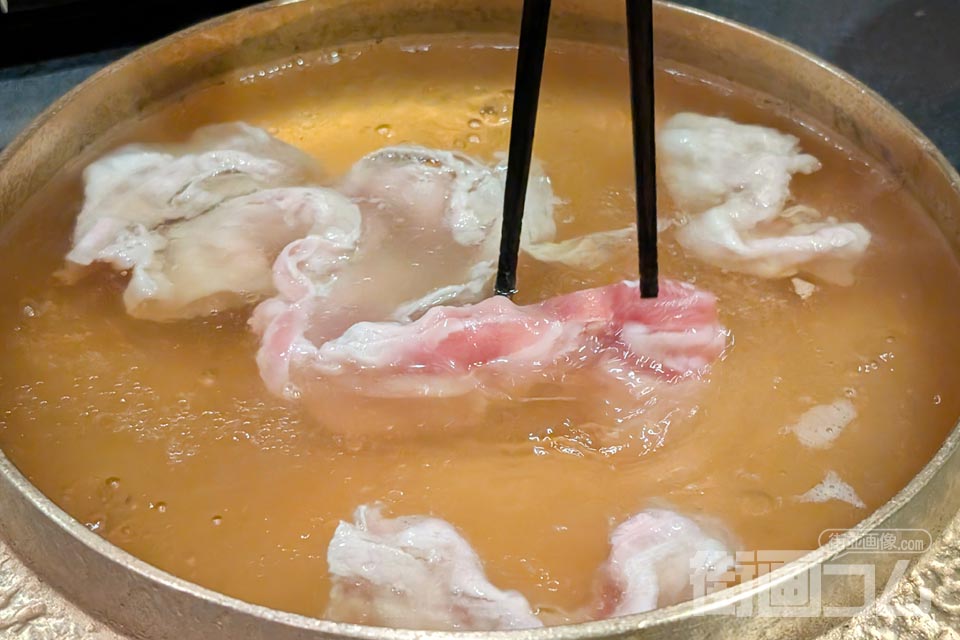 薔薇の花の中央の部分のバラ肉も塊からほどいていく