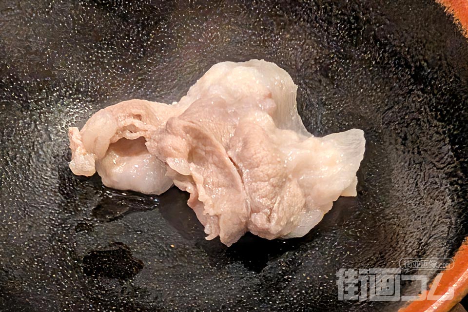 取り皿に置いた黒豚バラ肉(バラ肉はそのまま食べて甘みを楽しむ)