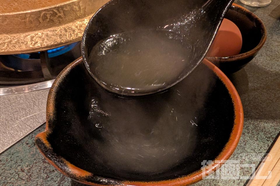 玉子スープを作るために鍋から取り皿に黄金出汁を注ぐ