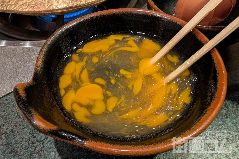 黄金出汁に溶き卵を入れて混ぜる