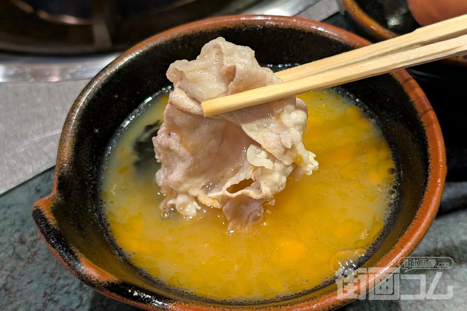 黄金出汁の玉子スープにロース肉をつけていただく箸リフト
