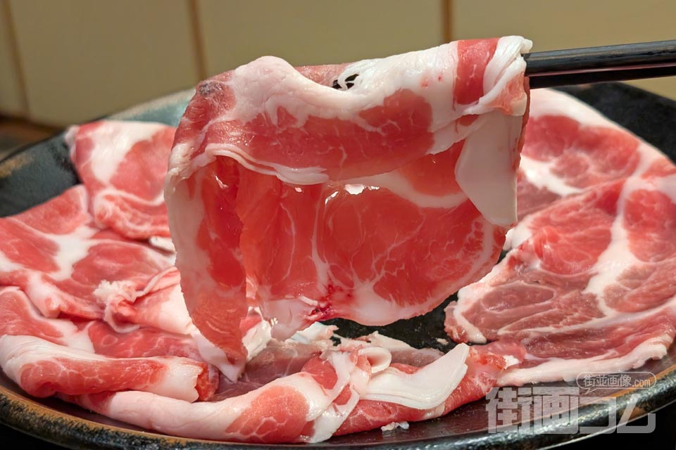 黒豚ロース肉を箸リフト