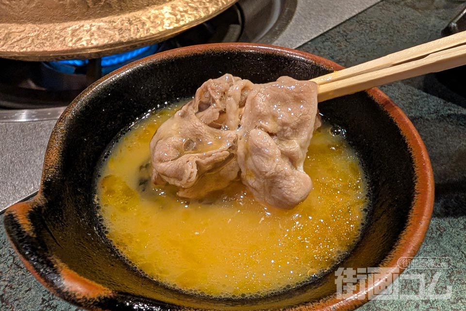 黄金出汁の玉子スープにロース肉を浸していただく箸リフト