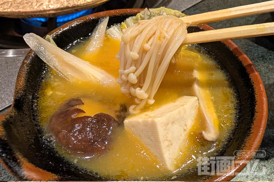 黄金出汁の玉子スープに野菜などを浸していただく