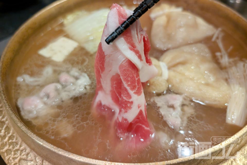 さらに黒豚ロース肉をしゃぶしゃぶ箸リフト