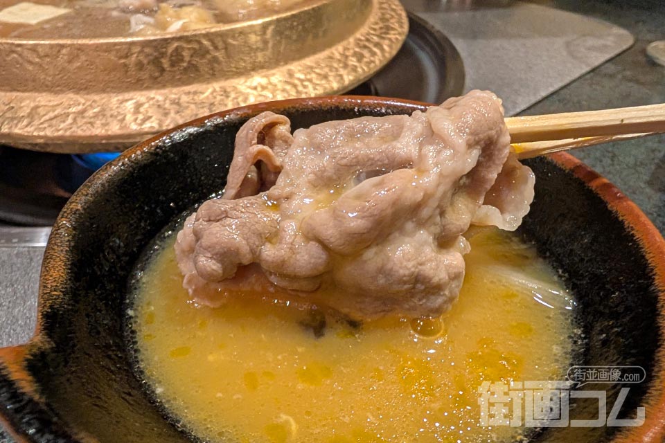 さらに黄金出汁の玉子スープにロース肉を浸していただく箸リフト