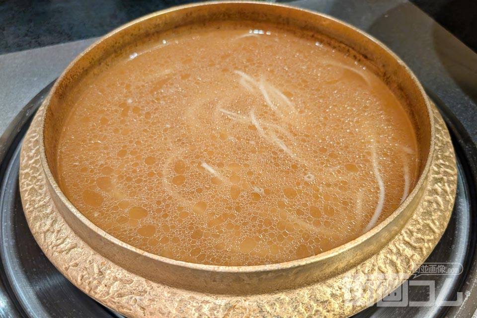 手延細うどんを鍋に入れる(鍋の中に沈む)