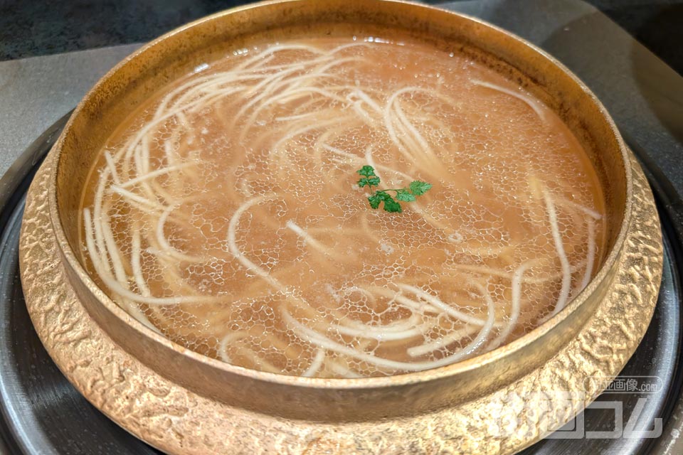 火が入ると鍋の中でうどんが浮かび上がってくる