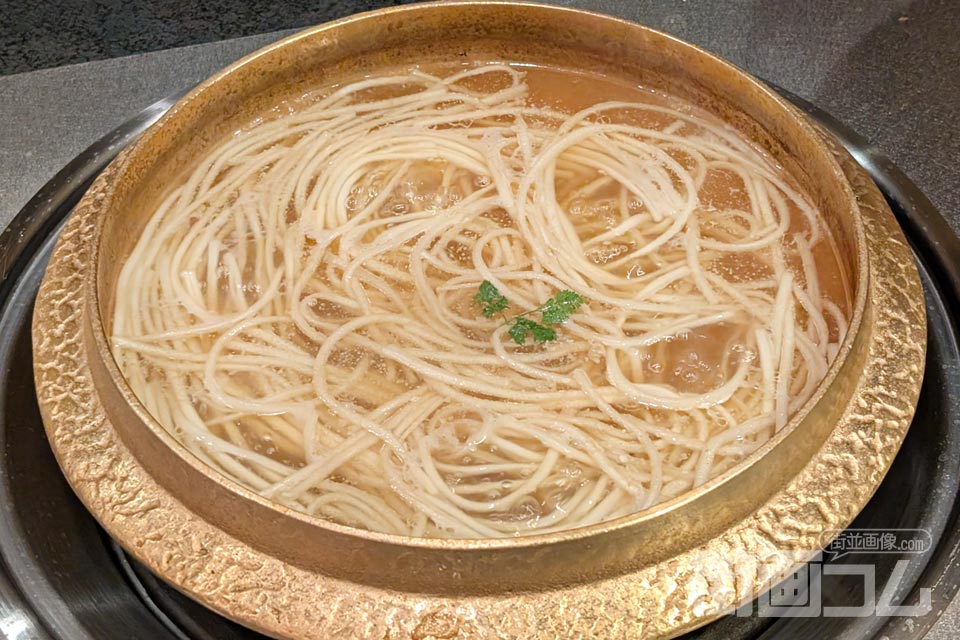 煮立つとうどんが浮かび上がって躍る
