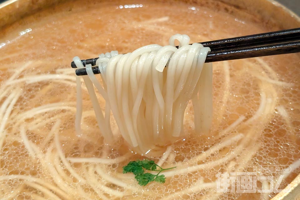 鍋の中のうどんを箸リフト