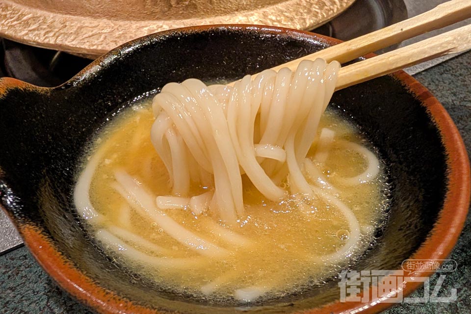 黄金出汁の玉子スープにうどんを浸していただく箸リフト