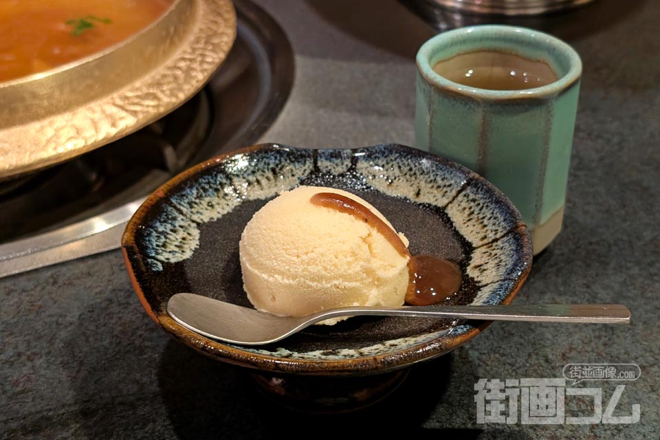 デザート:黒豚コラーゲンのアイス(プルーンのソースがけ)&ほうじ茶